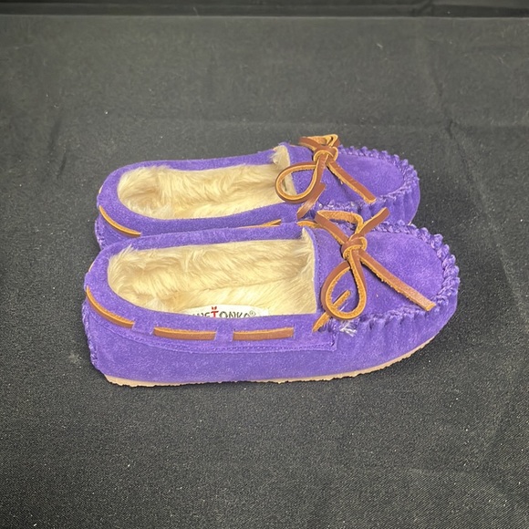 Minnetonka Child’s Cassie Purple Slipper (2923) - Picture 2 of 7